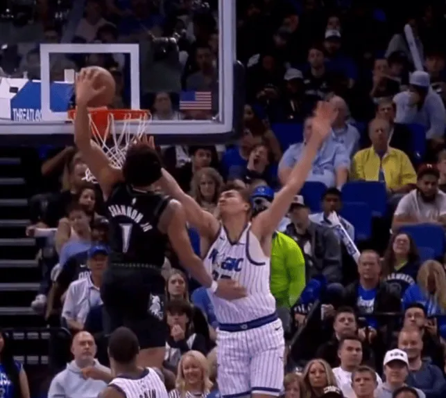 香农径直杀入禁区，直接起飞上演炸裂隔人劈扣